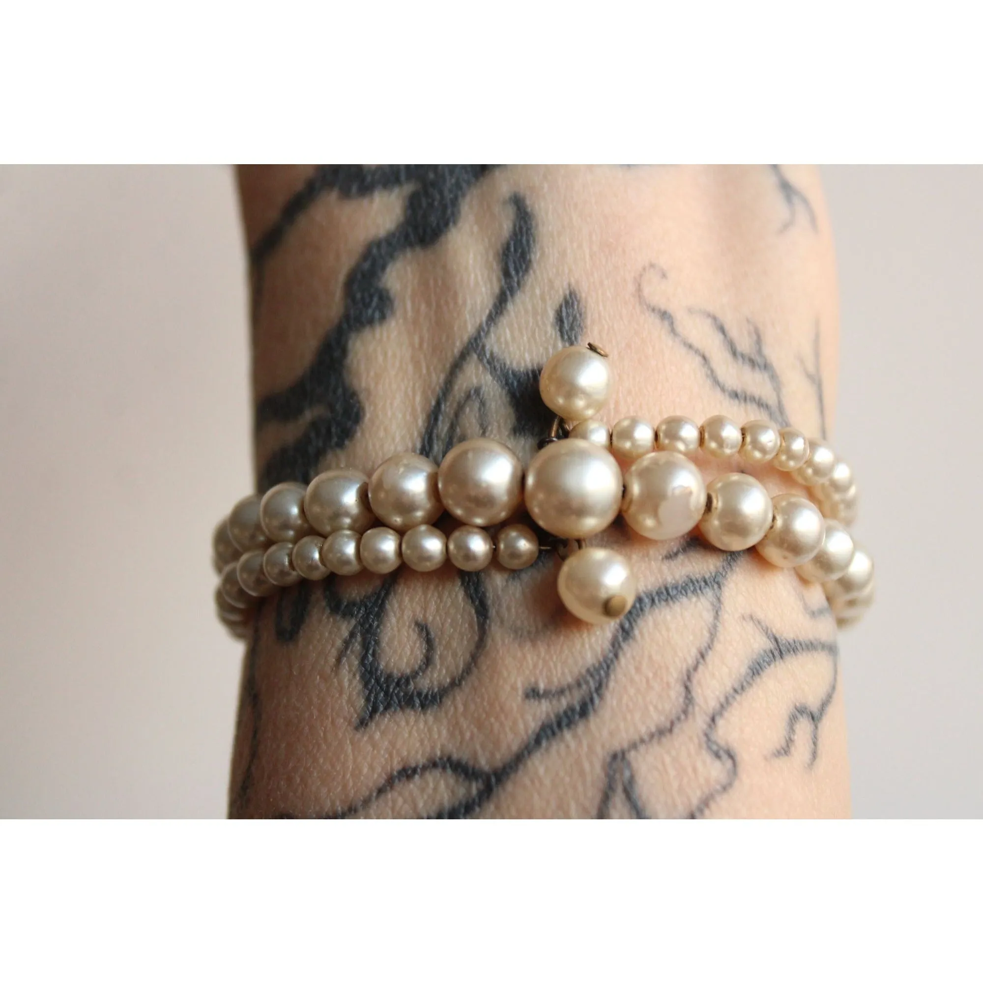 Vintage 1970s Faux Pearl Memory Wire Bracelet