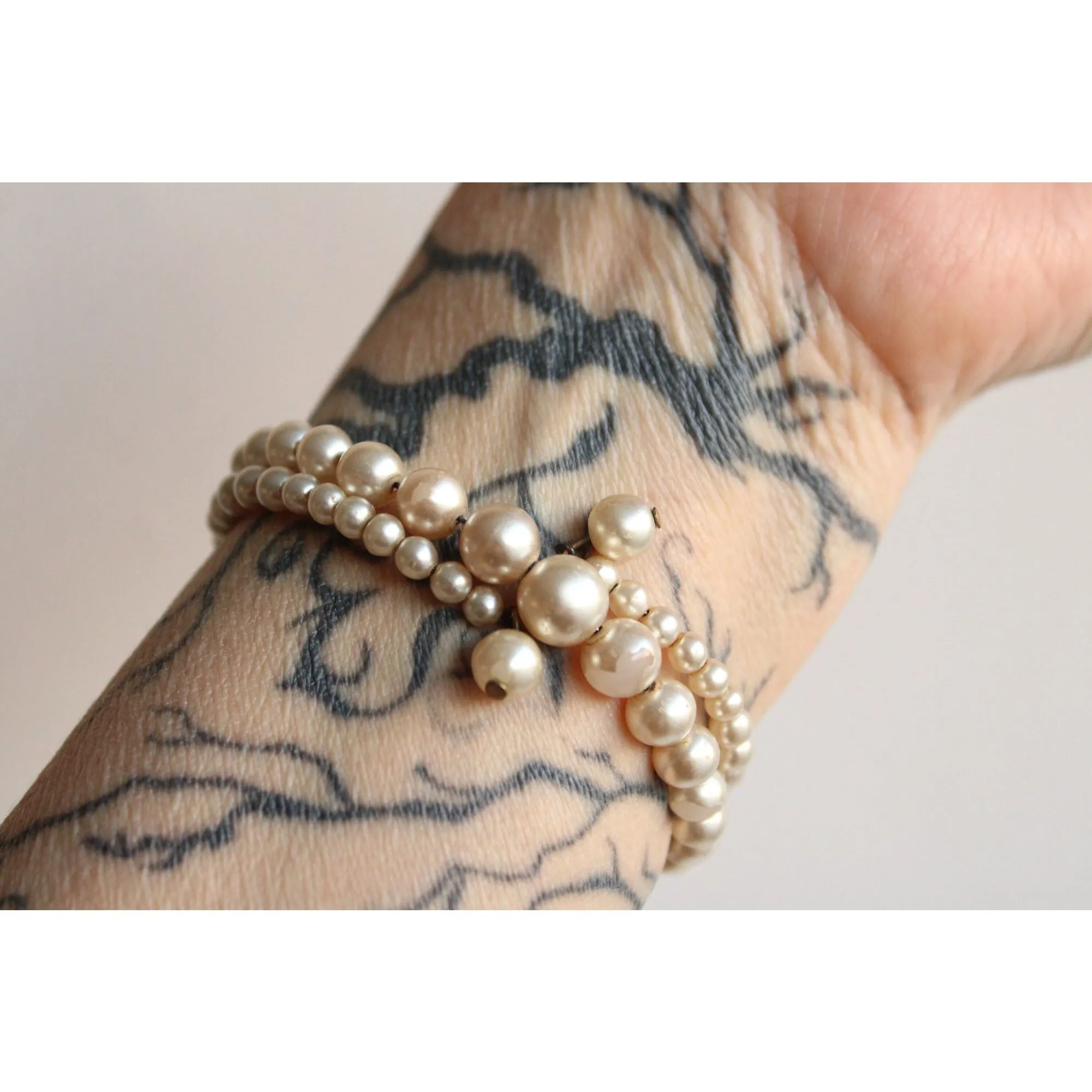 Vintage 1970s Faux Pearl Memory Wire Bracelet