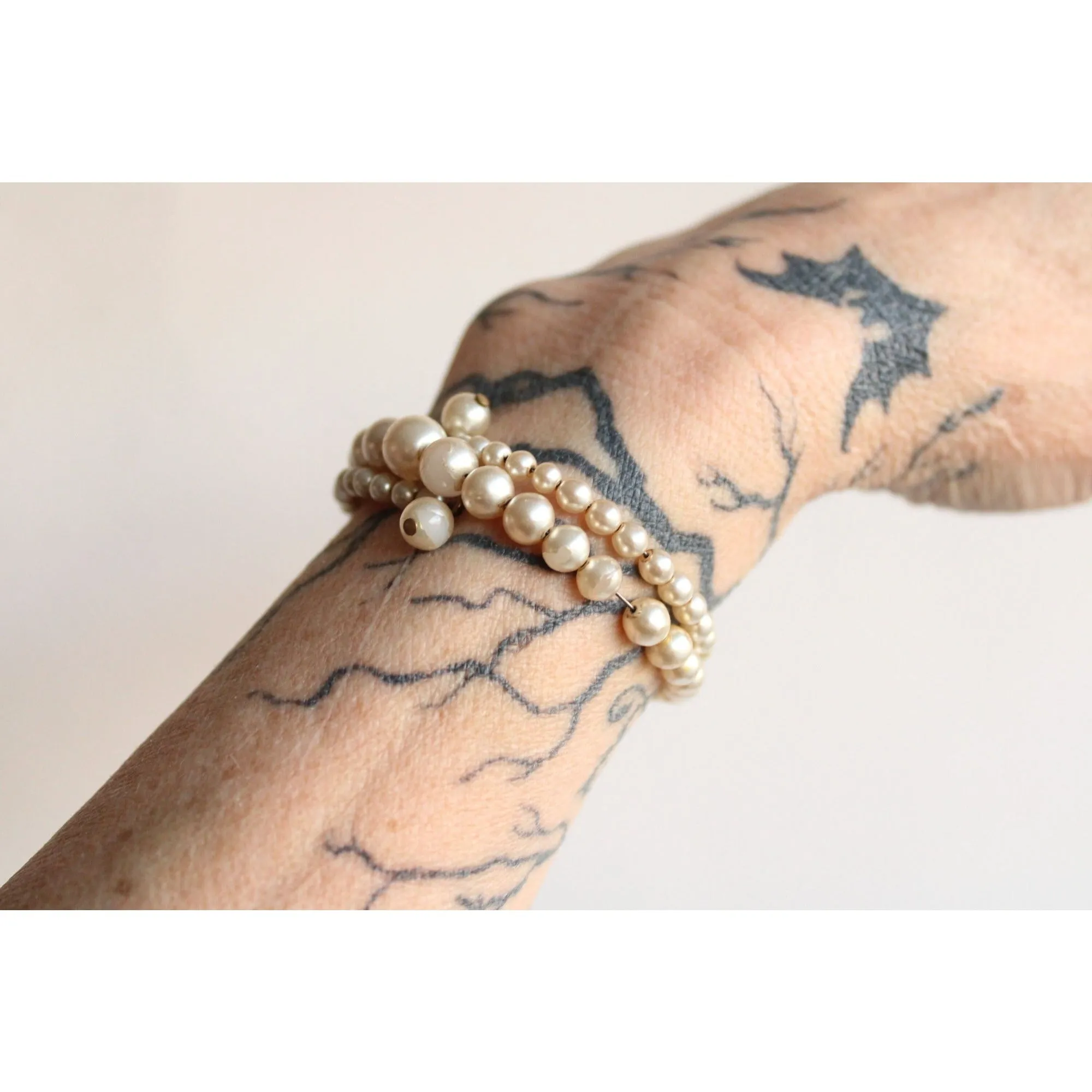 Vintage 1970s Faux Pearl Memory Wire Bracelet